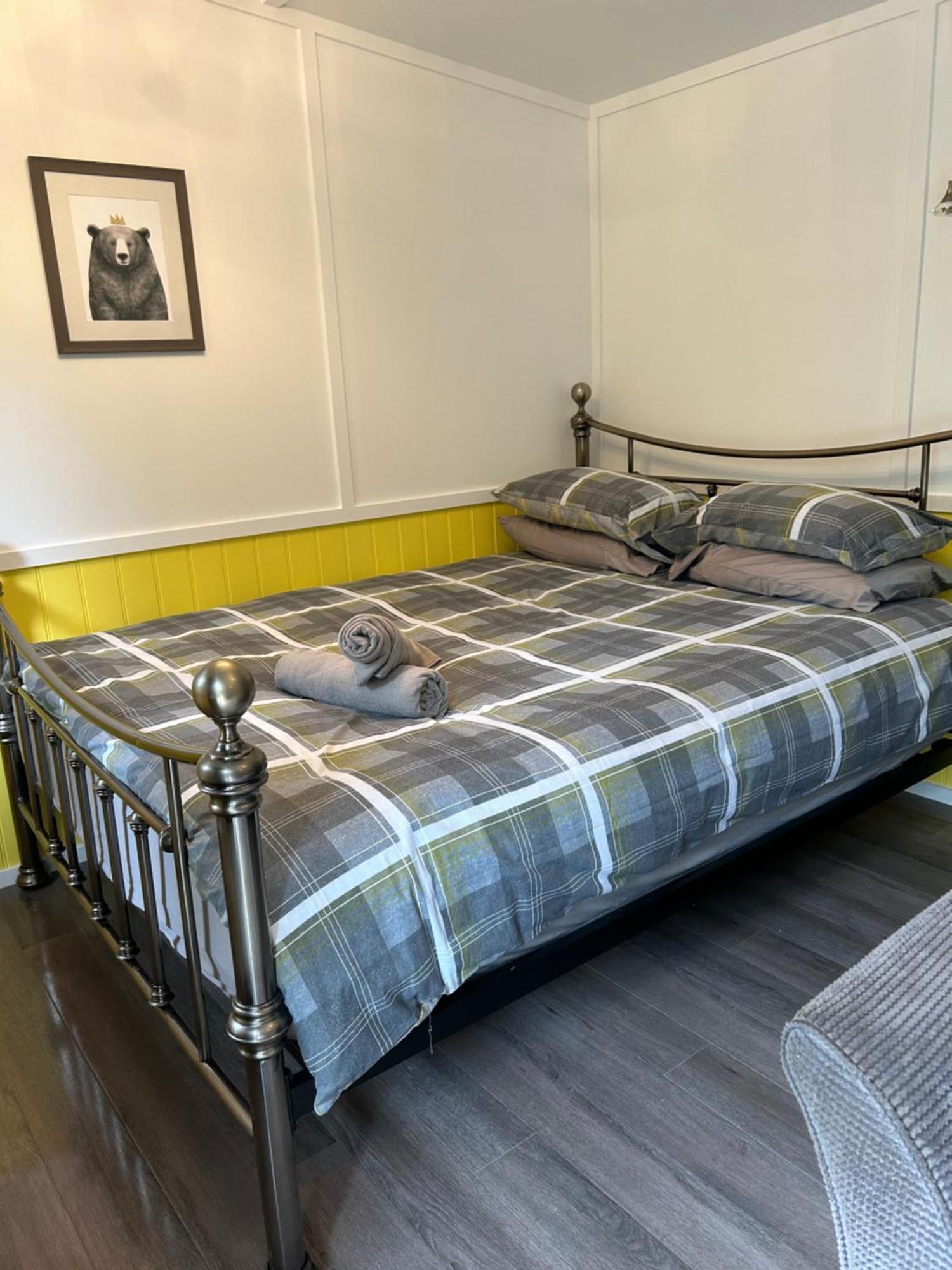 1Lochness Glam Lodges Inverness Bagian luar foto