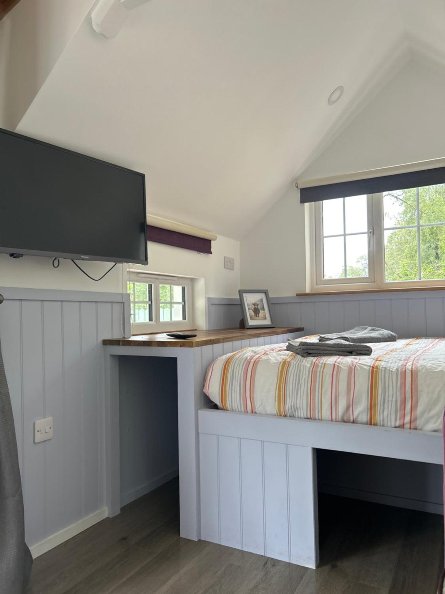 1Lochness Glam Lodges Inverness Bagian luar foto