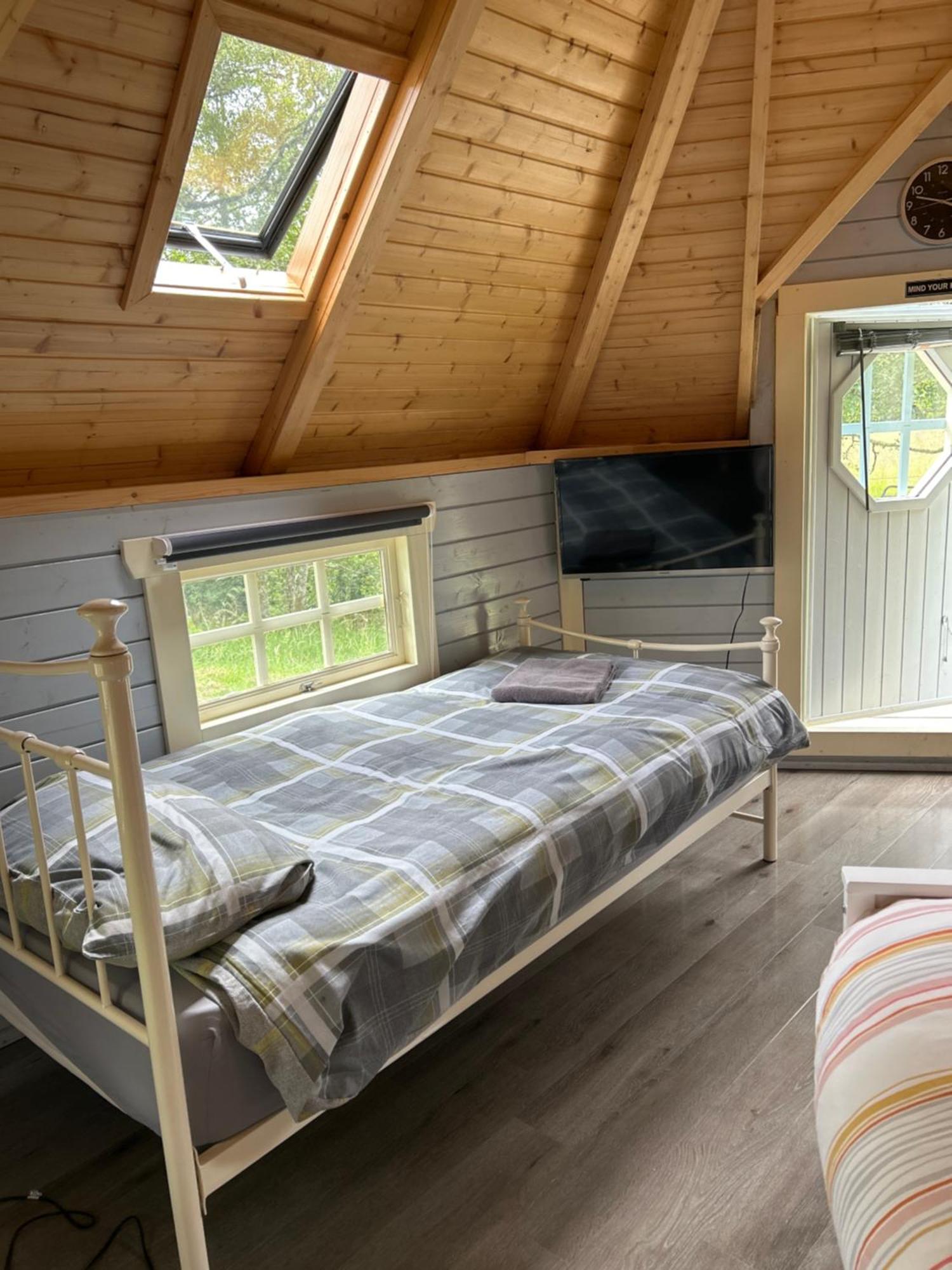 1Lochness Glam Lodges Inverness Bagian luar foto