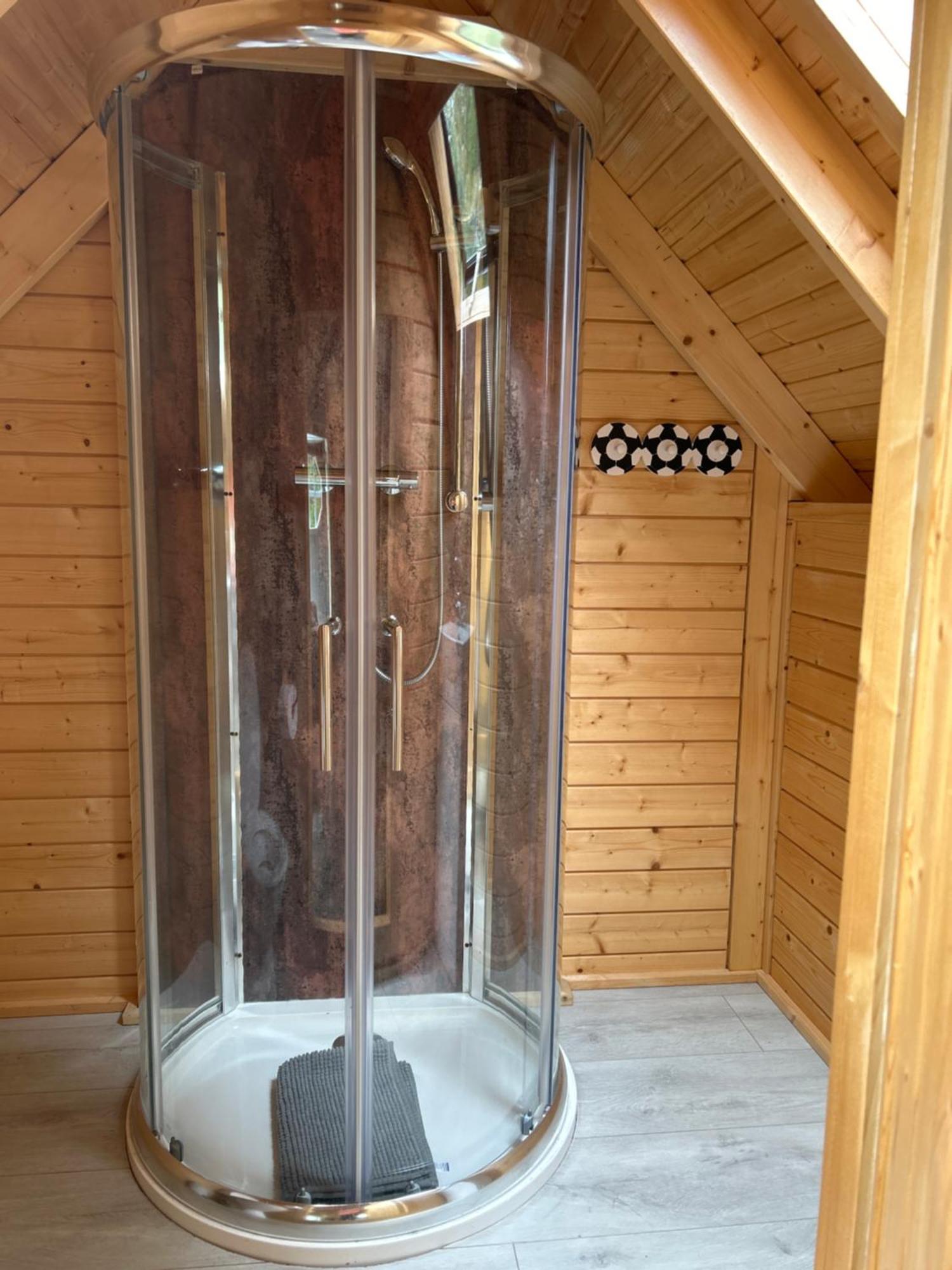 1Lochness Glam Lodges Inverness Bagian luar foto