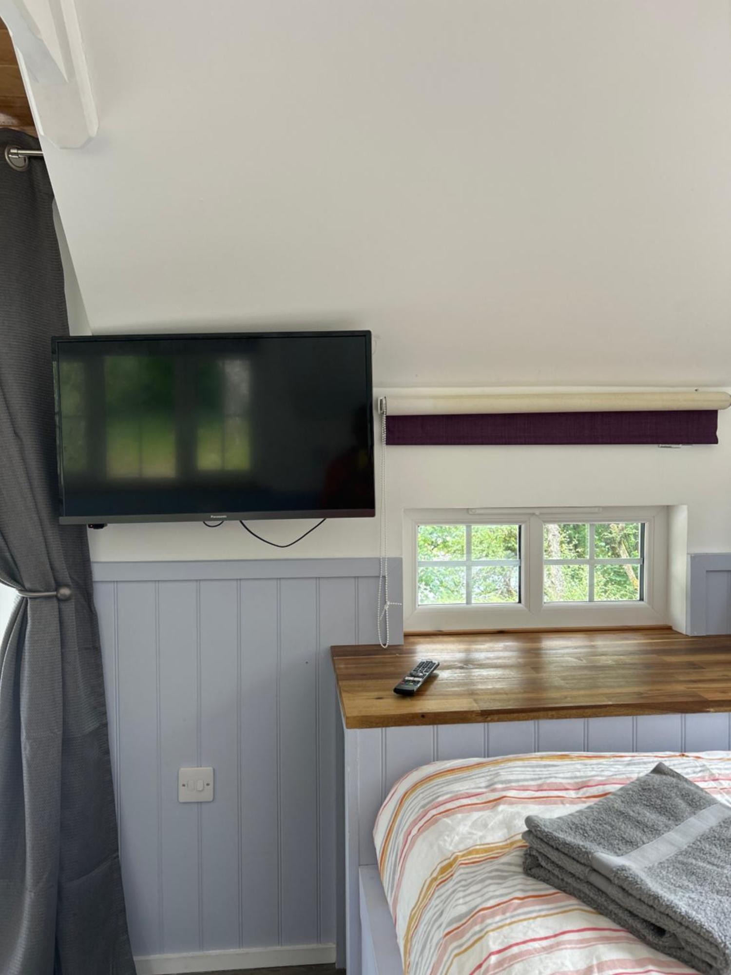 1Lochness Glam Lodges Inverness Bagian luar foto